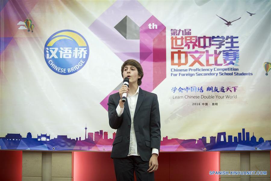 Andrés Amaya, estudiante de la Escuela Escocesa San Andrés, canta una canción tradicional china en la 9 Competencia de Habilidades Chinas "Puente Chino" para estudiantes extranjeros de escuelas secundarias, en la sede de la embajada de China en Argentina, en la ciudad de Buenos Aires, capital de Argentina, el 26 de agosto de 2016. (Xinhua/Martín Zabala)