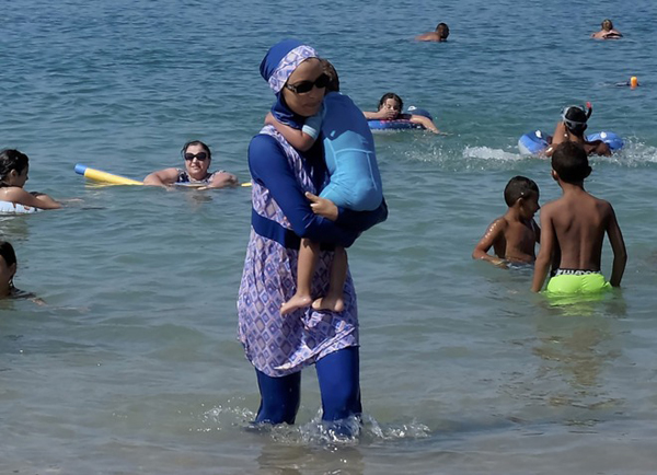 Una treintena de municipios mantienen en Francia su veto al burkini