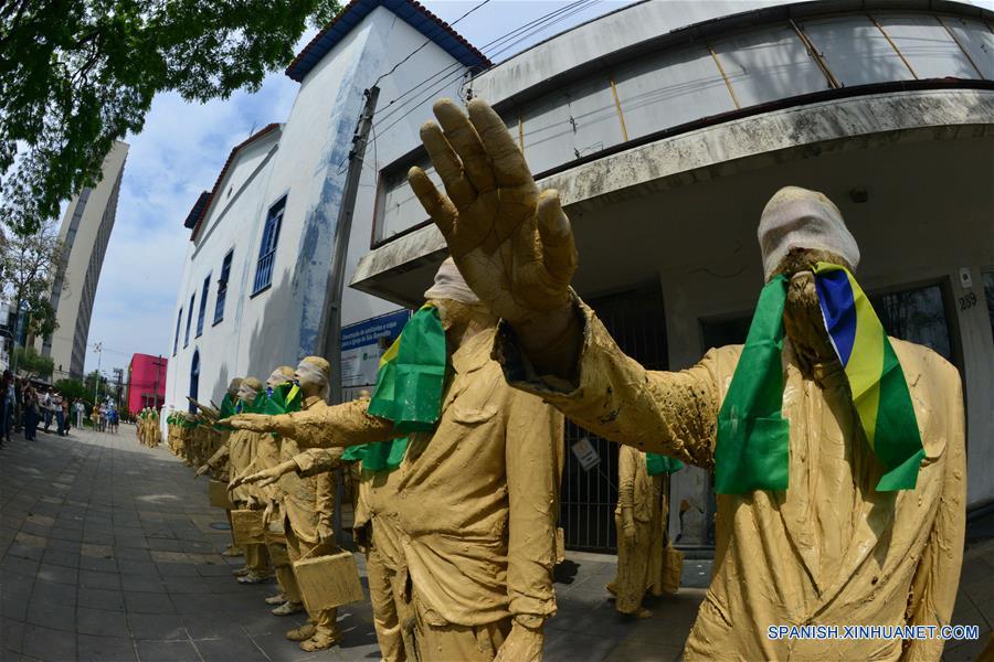 Actores cubiertos de lodo participan durante una manifestación silenciosa en favor de la democracia en la ciudad de Sao José dos Campos, estado de Sao Paulo, Brasil, el 3 de septiembre de 2016. De acuerdo con información de la prensa local, un grupo de actores de teatro procedentes del 31 Festival de Teatro protagonizaron la manifestación.