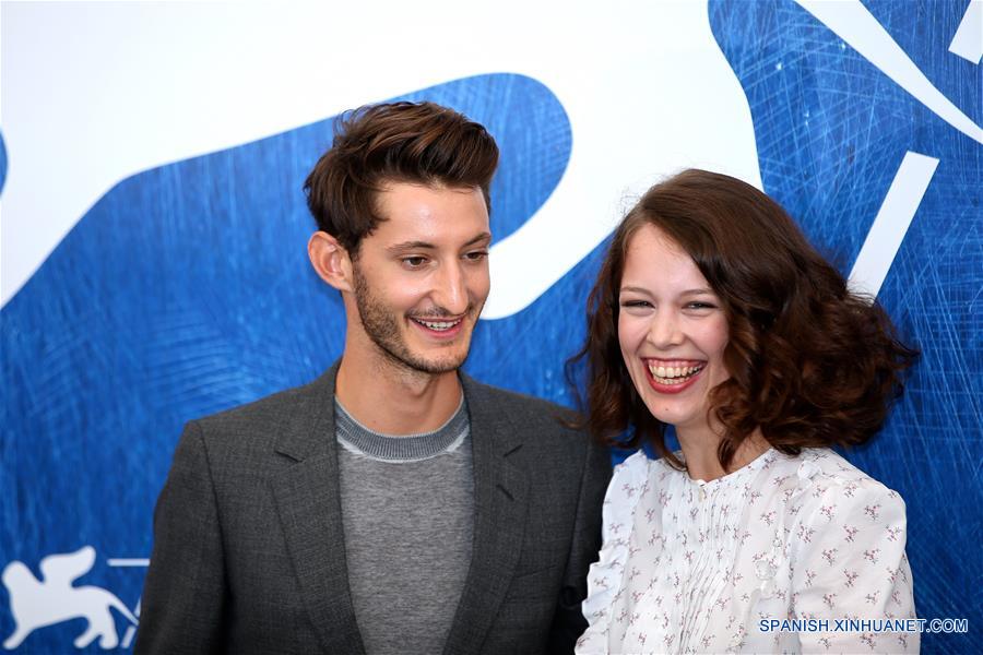 El actor Pierre Niney (i) la actriz Paula Beer (d), asisten a la sesión fotográfica para la película "Frantz" en competencia durante el 73 Festival Internacional de Cine de Venecia, en Venecia, Italia, el 3 de septiembre de 2016.