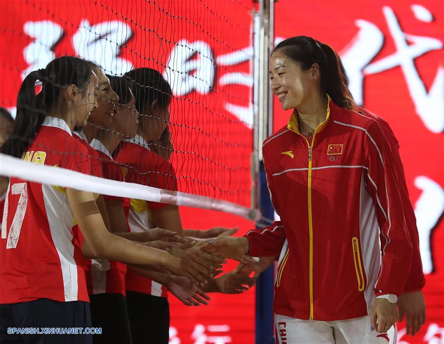 Selección de voleibol femenino china en Universidad de Tsinghua y Universidad de Beijing