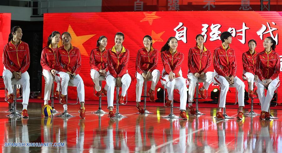 Selección de voleibol femenino china en Universidad de Tsinghua y Universidad de Beijing