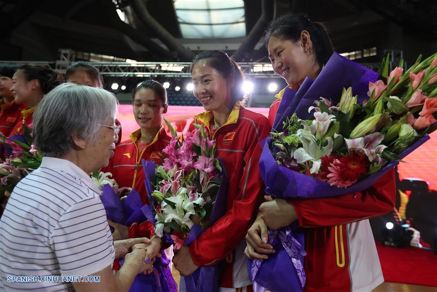 Selección de voleibol femenino china en Universidad de Tsinghua y Universidad de Beijing