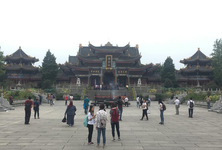 Periodistas extranjeros visitan el Templo Dafo de Emeishan