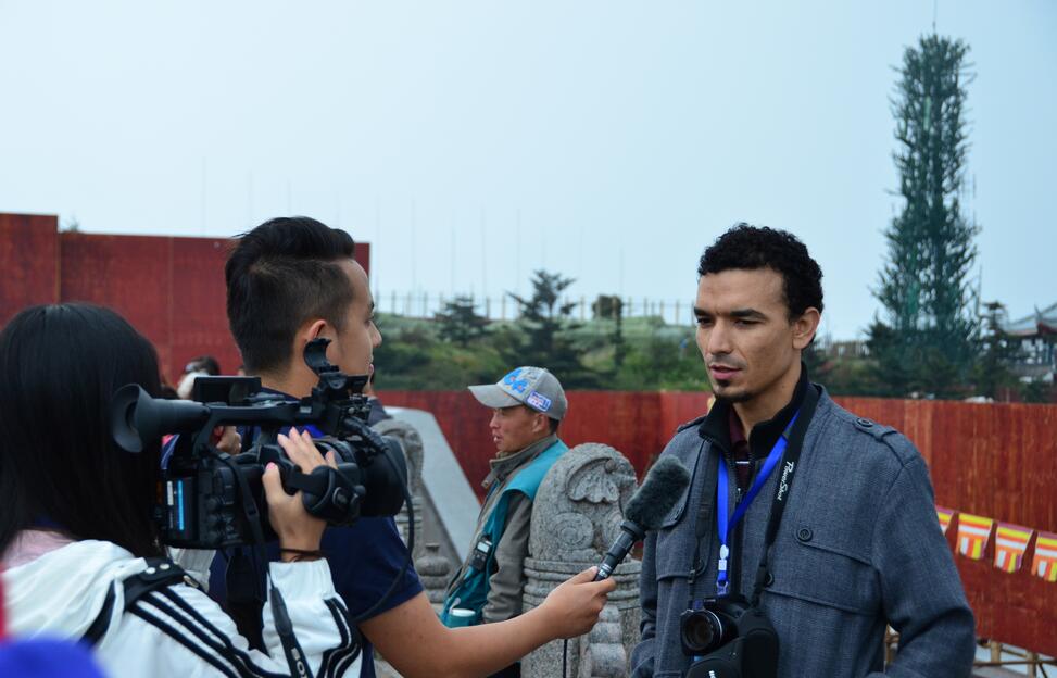 Periodistas extranjeros visitan el Monte Emeishan en Sichuan