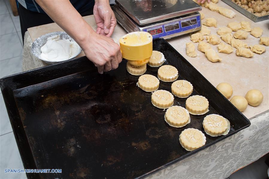 Un repostero elabora tartas de luna en un restaurante chino, en El Cairo, Egipto, el 14 de septiembre de 2016. La tarta de luna es un producto de pastelería tradicional chino consumido durante el Festival de Medio Oto?o, que cae el día 15 del noveno mes del calendario lunar. (Xinhua/Meng Tao)