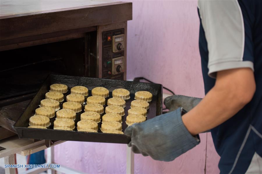 Un repostero hornea tartas de luna en un restaurante chino, en El Cairo, Egipto, el 14 de septiembre de 2016. La tarta de luna es un producto de pastelería tradicional chino consumido durante el Festival de Medio Oto?o, que cae el día 15 del noveno mes del calendario lunar. (Xinhua/Meng Tao)