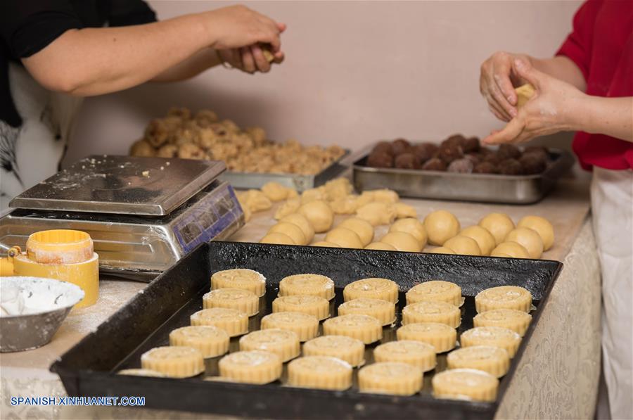 Reposteros elaboran tartas de luna en un restaurante chino, en El Cairo, Egipto, el 14 de septiembre de 2016. La tarta de luna es un producto de pastelería tradicional chino consumido durante el Festival de Medio Oto?o, que cae el día 15 del noveno mes del calendario lunar. (Xinhua/Meng Tao)