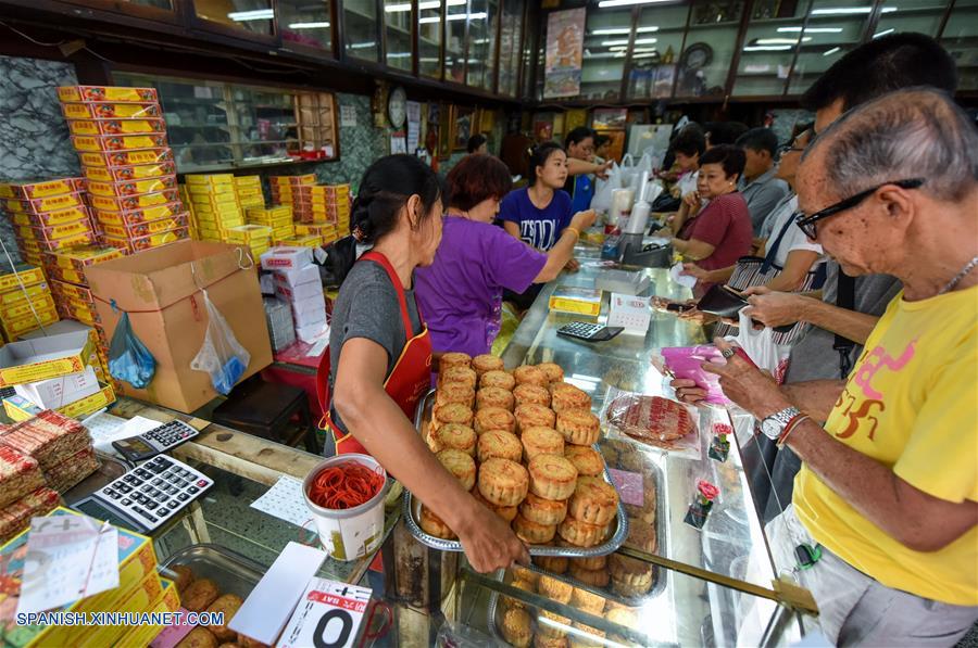  Clientes compran tartas de luna previo al Festival de Medio Oto?o en una pastelería en el barrio chino de Bangkok, Tailandia, el 14 de septiembre de 2016. En Tailandia, donde muchos ciudadanos son de origen chino, las personas a menudo adoran a la luna y otras deidades mientras comen tartas de luna junto a los miembros de su familia para celebrar el festival. El Festival de Medio Oto?o cae el 15 de septiembre este a?o. (Xinhua/Li Mangmang)