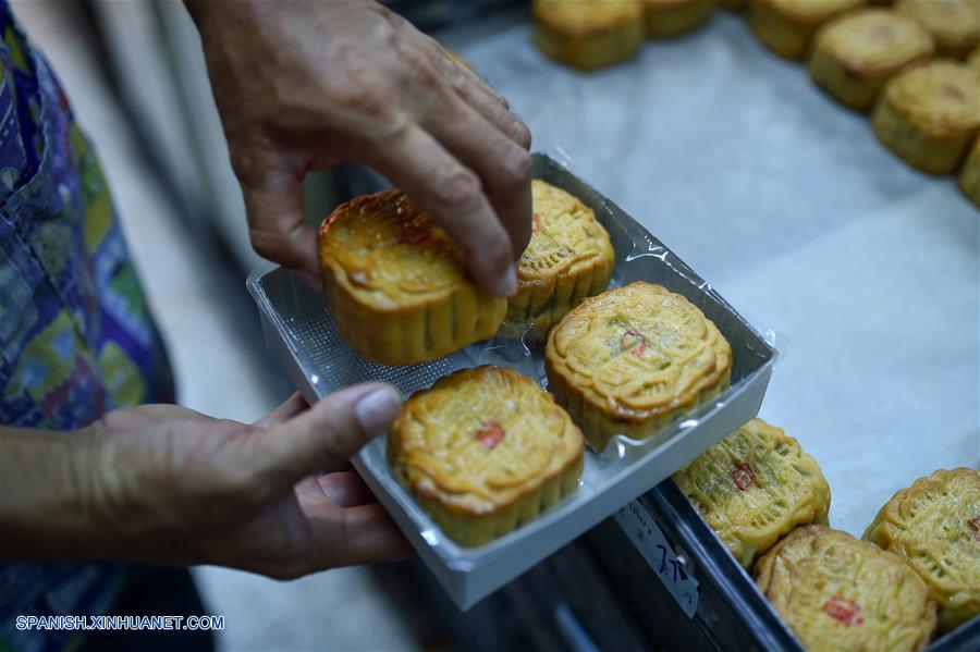 Tartas de luna son empacadas en una pastelería en el barrio chino de Bangkok, Tailandia, el 14 de septiembre de 2016. En Tailandia, donde muchos ciudadanos son de origen chino, las personas a menudo adoran a la luna y otras deidades mientras comen tartas de luna junto a los miembros de su familia para celebrar el festival. El Festival de Medio Oto?o cae el 15 de septiembre este a?o. (Xinhua/Li Mangmang)