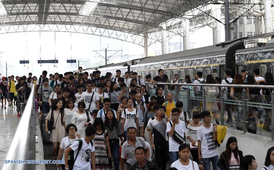 Chinos hacen más de 37 millones de viajes en tren durante Festival de Medio Oto?o