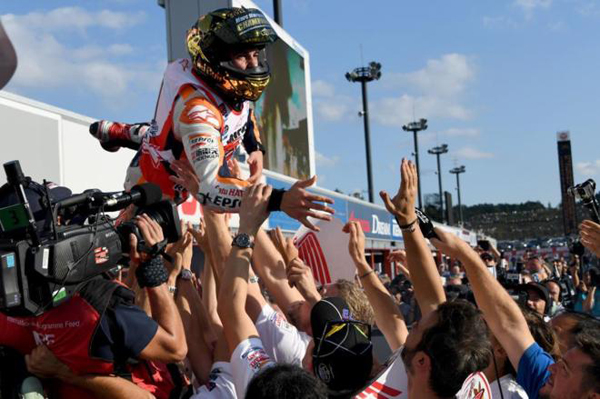 Marc Márquez celebra su título de tricampeón del mundo