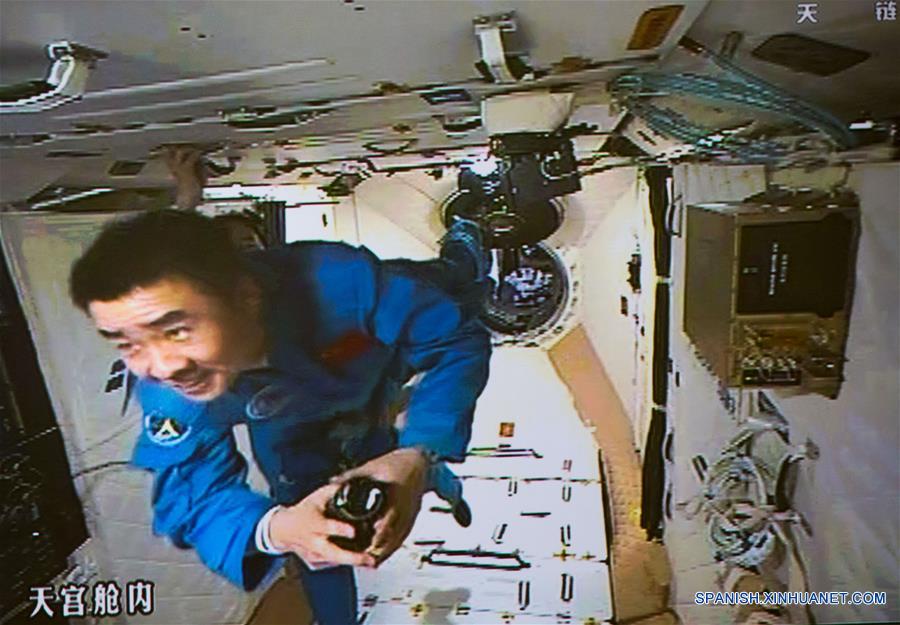 Taikonautas de Shenzhou-11 entran a laboratorio espacial