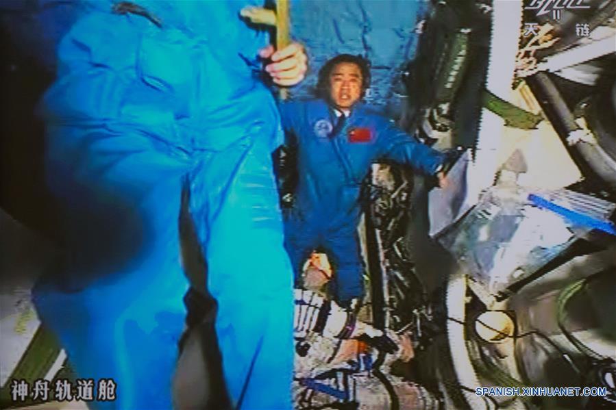 Taikonautas de Shenzhou-11 entran a laboratorio espacial