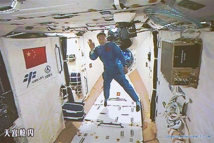 Taikonautas de Shenzhou-11 entran a laboratorio espacial