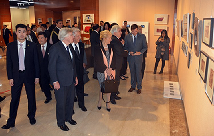 Presidente Tabaré Vázquez inaugura en Beijing exposición de arte contemporáneo 