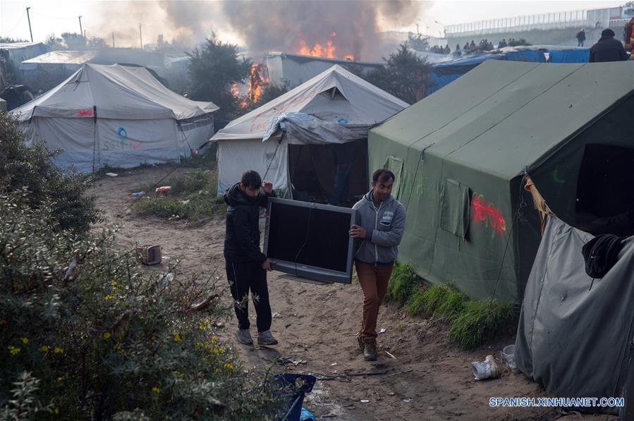 "Cumplida", operación para desalojar campamento de migrantes en Calais