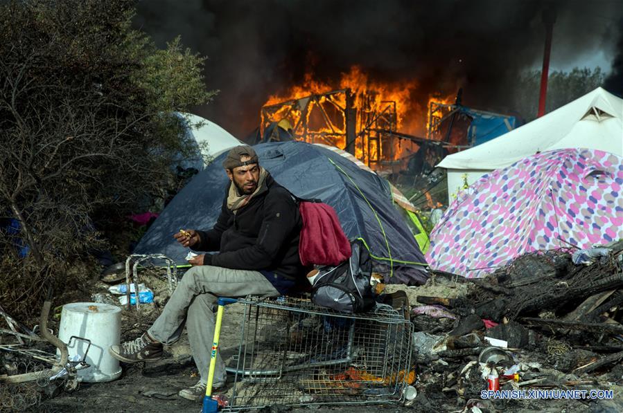 "Cumplida", operación para desalojar campamento de migrantes en Calais