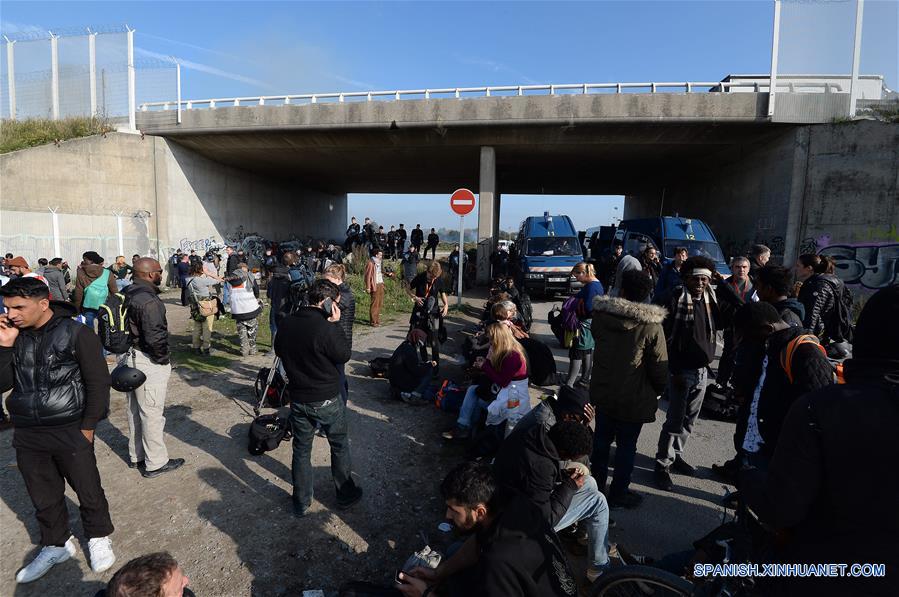 "Cumplida", operación para desalojar campamento de migrantes en Calais