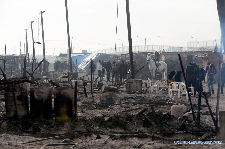 "Cumplida", operación para desalojar campamento de migrantes en Calais