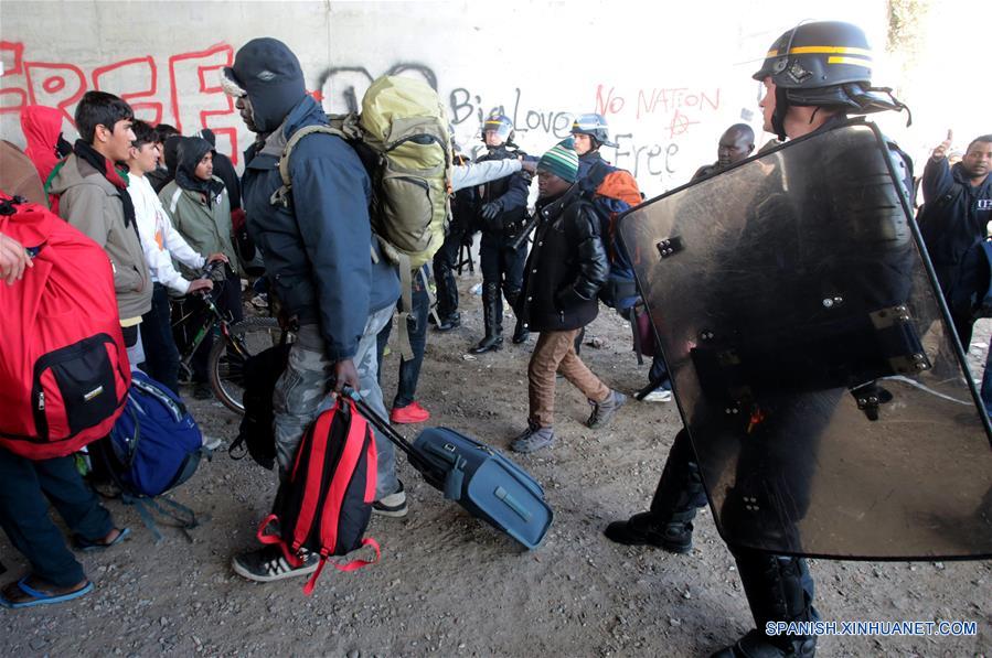 "Cumplida", operación para desalojar campamento de migrantes en Calais