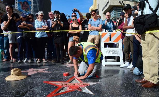 Arrestan al hombre que destrozó la estrella de Trump en Hollywood