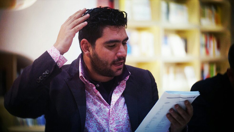 El poeta hondure?o Rolando Kattán durante una lectura en el Encuentro Internacional de Poetas al Puente del Arcoiris del Esbelto Lago del Oeste de Yangzhou. (Foto: YAC)