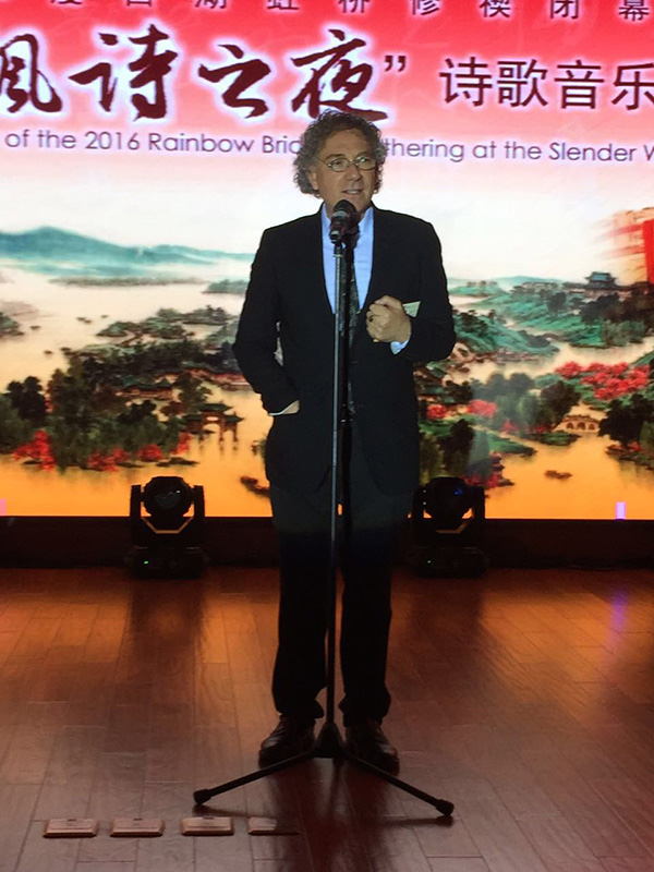 El poeta espa?ol Juan Carlos Mestre durante una lectura en el Encuentro Internacional de Poetas al Puente del Arcoiris del Esbelto Lago del Oeste de Yangzhou. (Foto: YAC)