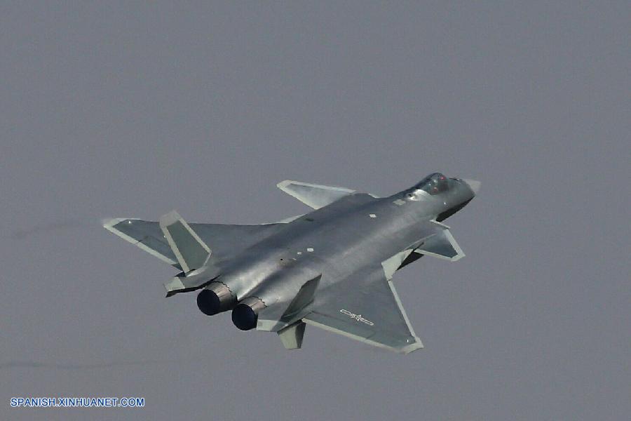 China muestra caza J-20 en exposición aérea