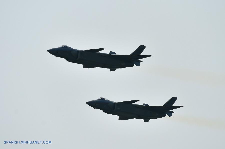 China muestra caza J-20 en exposición aérea