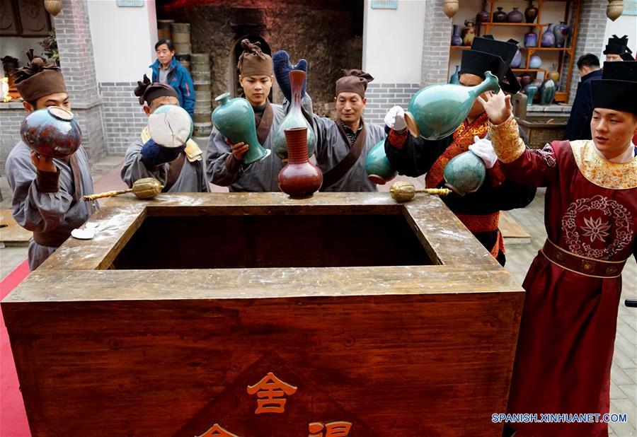 Miembros del personal destruyen artículos con defectos durante una ceremonia de retiro de porcelanas fuera del horno, en el municipio de Shenhou de la ciudad de Yuzhou, provincia de Henan, en el centro de China, el 19 de noviembre de 2016. La porcelana Jun es famosa por su asobroso cambio de color durante el proceso de fundido en hornos. Shenhou, una localidad antigua ubicada en la zona monta?osa de Henan, tiene una larga historia de elaboración de porcelana Jun. (Xinhua/Li An)