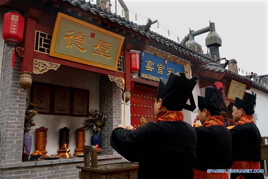 Tasadores asisten a un ritual durante una ceremonia de retiro de porcelanas del horno, en el municipio de Shenhou de la ciudad de Yuzhou, provincia de Henan, en el centro de China, el 19 de noviembre de 2016. La porcelana Jun es famosa por su asobroso cambio de color durante el proceso de fundido en hornos. Shenhou, una localidad antigua ubicada en la zona monta?osa de Henan, tiene una larga historia de elaboración de porcelana Jun. (Xinhua/Li An)