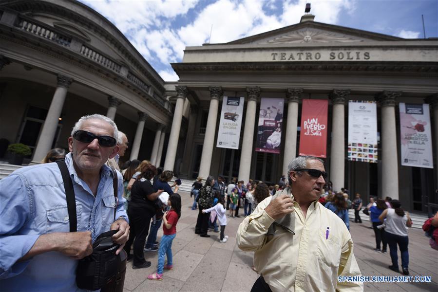 Residentes del pueblo San Bautista llegan al Teatro Solís para participar en el evento "Un Pueblo al Solís", en Montevideo, capital de Uruguay, el 19 de noviembre de 2016. De acuerdo con información de la prensa local, "Un Pueblo al Solís" es una iniciativa que consiste en trasladar a público procedente del interior del país a presenciar espectáculos en el Teatro Solís, y es un esfuerzo en conjunto del Ministerio de Educación y Cultura, la Intendencia de Montevideo a través de su Departamento de Cultura y el Teatro Solís. (Xinhua/Nicolás Celaya)