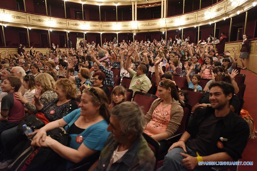 Residentes del pueblo San Bautista esperan para ver una obra durante el evento "Un Pueblo al Solís", en la sala principal del Teatro Solís, en Montevideo, capital de Uruguay, el 19 de noviembre de 2016. De acuerdo con información de la prensa local, "Un Pueblo al Solís" es una iniciativa que consiste en trasladar a público procedente del interior del país a presenciar espectáculos en el Teatro Solís, y es un esfuerzo en conjunto del Ministerio de Educación y Cultura, la Intendencia de Montevideo a través de su Departamento de Cultura y el Teatro Solís. (Xinhua/Nicolás Celaya)