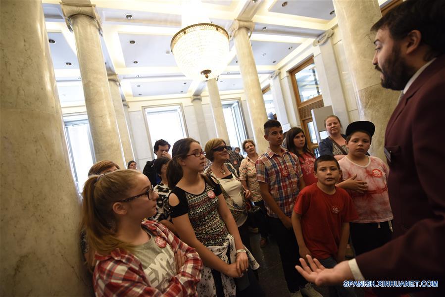 Un funcionario del Teatro Solís realiza un recorrido por el teatro con residentes del pueblo San Bautista que participan en el evento "Un Pueblo al Solís", en Montevideo, capital de Uruguay, el 19 de noviembre de 2016. De acuerdo con información de la prensa local, "Un Pueblo al Solís" es una iniciativa que consiste en trasladar a público procedente del interior del país a presenciar espectáculos en el Teatro Solís, y es un esfuerzo en conjunto del Ministerio de Educación y Cultura, la Intendencia de Montevideo a través de su Departamento de Cultura y el Teatro Solís. (Xinhua/Nicolás Celaya)