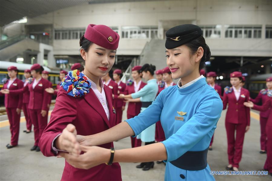 Xiamen: Asistentes de vuelo y de trenes participan en entrenamiento