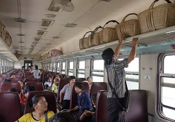 China: Tren gratuito para campesinos