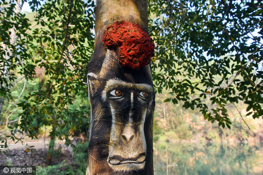 Un gorila pintado en un árbol en el condado de Shangyou, provincia de Jiangxi. [Foto / VCG]