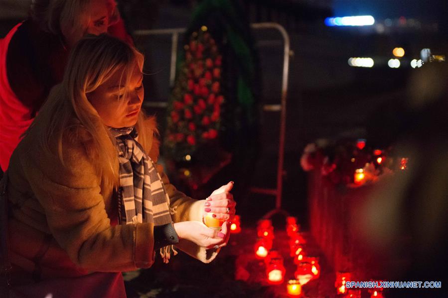 Una mujer coloca una veladora durante un homenaje a las víctimas del accidente de un avión militar ruso Tu-154 en el mar Negro, realizado en Sochi, Rusia, el 25 de diciembre de 2016. Los restos del avión militar ruso Tu-154 desaparecido han sido encontrados en el mar Negro, dijeron las autoridades del Ministerio de Defensa el domingo. El avión siniestrado, que se dirigía a la ciudad portuaria siria de Latakia con 91 personas a bordo, desapareció de las pantallas de radar poco después de despegar de la ciudad rusa de Sochi, según los informes preliminares. (Xinhua/Lebedev Artur/TASS/ZUMAPRESS)