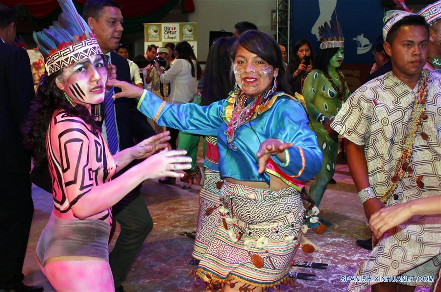 Danzantes de las etnias indígenas de la Región Ucayali participan durante la presentación del Carnaval Ucayalino 2017 en la ciudad de Lima, capital de Perú, el 27 de diciembre de 2016. De acuerdo con información de la prensa local, la presentación del carnaval busca promover la región de Ucayali como un destino turístico importante a nivel nacional. (Xinhua/Luis Camacho)