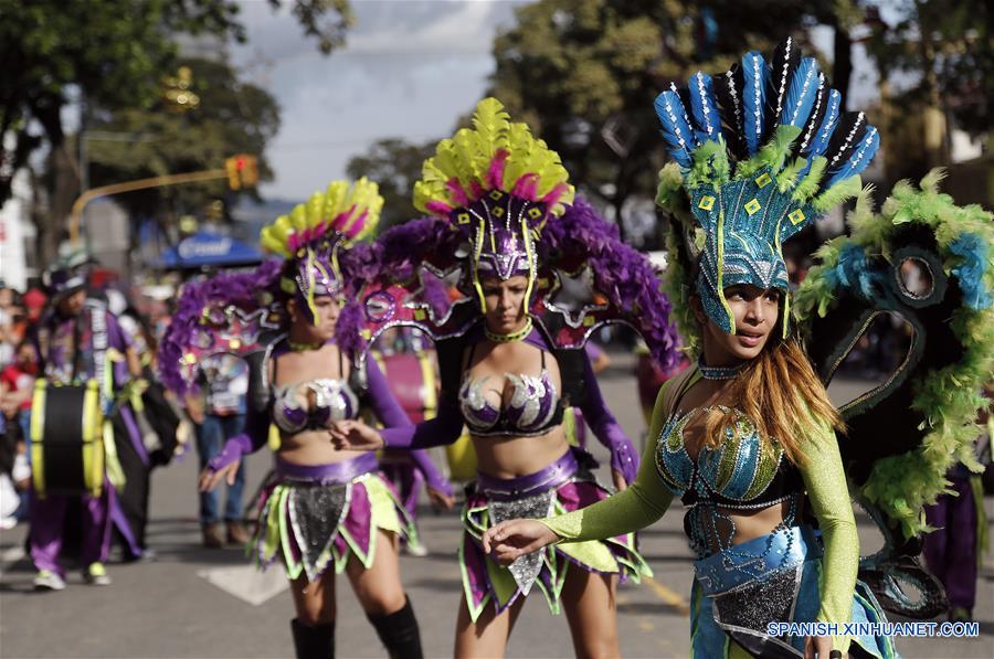 Bailarinas participan durante el Carnaval Navide?o de San José, llevado a cabo en la ciudad de San José, capital de Costa Rica, el 27 de diciembre de 2016. El carnaval, que es una tradición de la época navide?a en la ciudad de San José, contará con comparsas, carros antiguos y difraces, de acuerdo con información de la prensa local. (Xinhua/Kent Gilbert)