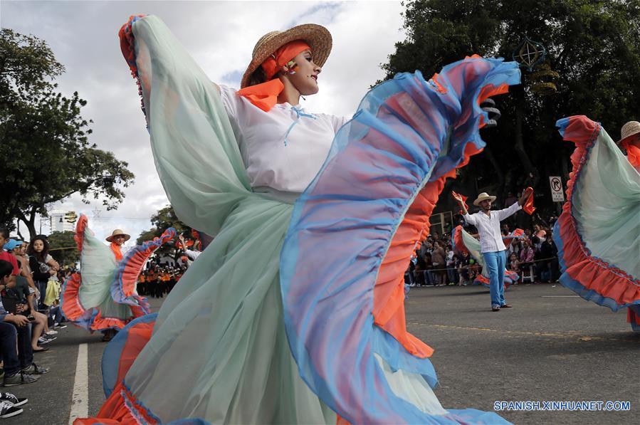 Personas bailan durante el Carnaval Navide?o de San José, llevado a cabo en la ciudad de San José, capital de Costa Rica, el 27 de diciembre de 2016. El carnaval, que es una tradición de la época navide?a en la ciudad de San José, contará con comparsas, carros antiguos y difraces, de acuerdo con información de la prensa local. (Xinhua/Kent Gilbert)