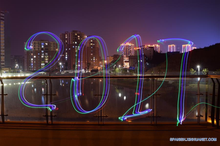  Imagen del 30 de diciembre de 2016 de una vista de la figura del "2017" iluminada para saludar el próximo A?o Nuevo, en el condado de Yuqing, provincia de Guizhou, en el suroeste de China. (Xinhua/He Chunyu)