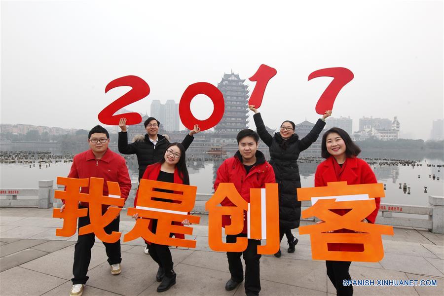 Personas posan para saludar el próximo A?o Nuevo, en la ciudad de Meishan, provincia de Sichuan, en el suroeste de China, el 31 de diciembre de 2016. (Xinhua/Yao Yongliang)