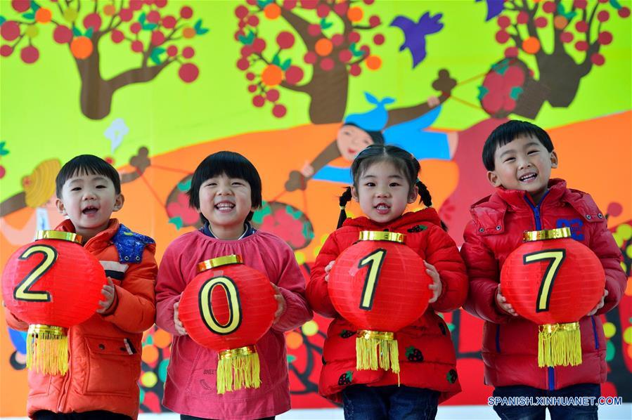 Imagen del 30 de diciembre de 2016 de ni?os sosteniendo linternas rojas con la leyenda "2017" para saludar el próximo A?o Nuevo, en el condado de Baokang, provincia de Hubei, en el centro de China. (Xinhua/Yang Tao)