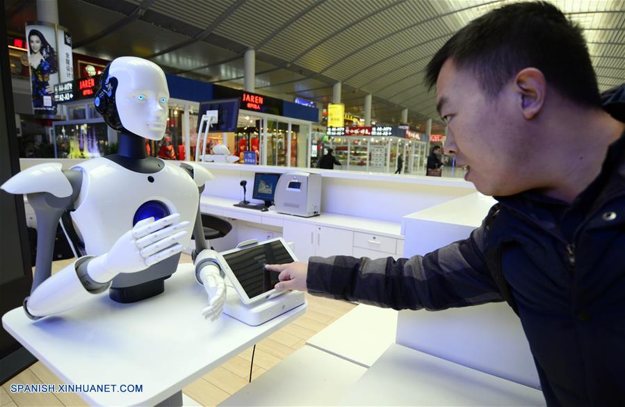 Robots inteligentes ofrecen servicios de información a pasajeros en Estación de Ferrocarril Jinan Oeste