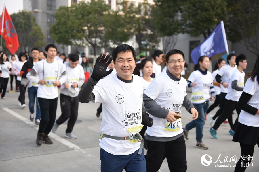 Pueblo en Línea convoca una excursión de 100 mil internautas en 40 ciudades para celebrar el A?o Nuevo y su XX aniversario------la ciudad de Hefei,en la provincia de Anhui