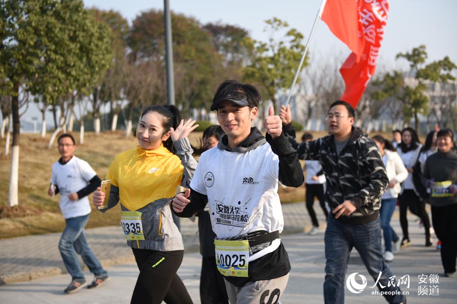 Pueblo en Línea convoca una excursión de 100 mil internautas en 40 ciudades para celebrar el A?o Nuevo y su XX aniversario------la ciudad de Hefei,en la provincia de Anhui