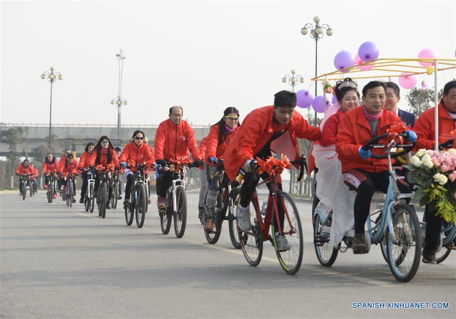 Ceremonia de boda particular en bici