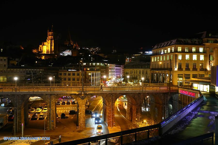 Suiza: Vista nocturna del paisaje de Lausana